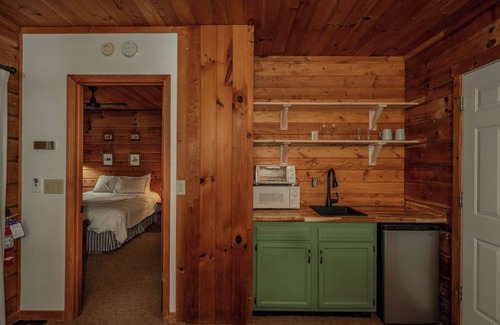 Cedar Mountain Cabina | Emerald Lake Cabin - Fishing - Couples - Lakefront - Cozy