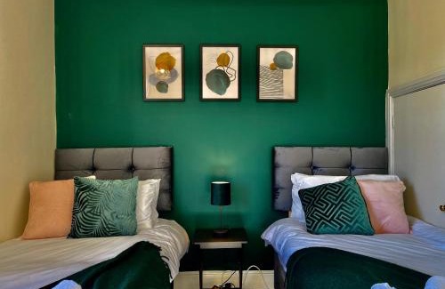 Chelmsford Casa | Emerald Lodge Central 3 Bed Parking WI-FI Garden close to centre