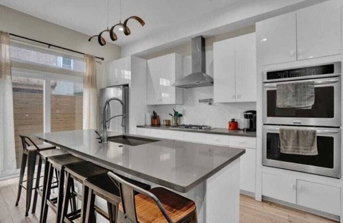 South Philadelphia Casa | Emerald Luxury Home with Jacuzzi on Private Roof