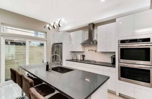 South Philadelphia Casa | Emerald Luxury Home with Jacuzzi on Private Roof