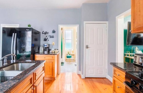 Tremont Casa | Emerald Oasis: Cozy Tremont 1BR Lower Unit by Christmas Story House | Parking 7 Min to Downtown