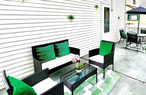 Tremont Casa | Emerald Oasis: Cozy Tremont 1BR Lower Unit by Christmas Story House | Parking 7 Min to Downtown