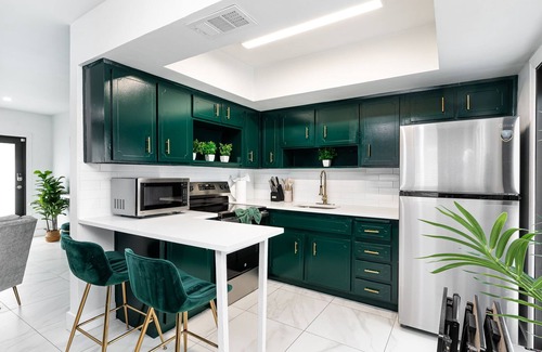 Garden Isles Casa | Emerald Oasis - Stylish 2BD Near Beach & Hwy I-95
