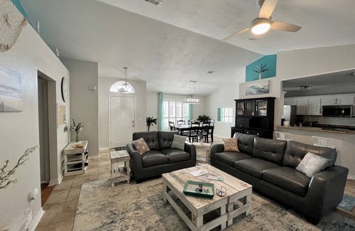 Gulf Breeze Casa | Emerald Waves Hideaway - Free Heated Pool & Games Room-8 mins to Pensacola Beach