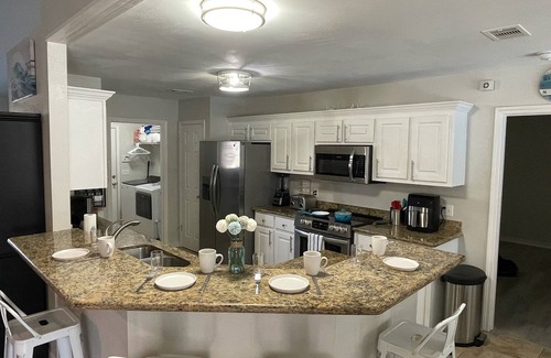 Gulf Breeze Casa | Emerald Waves Hideaway - Free Heated Pool & Games Room-8 mins to Pensacola Beach