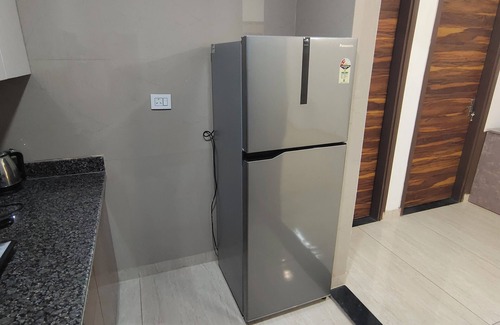 Delhi Casa | Emeralds – Modern, Spacious 2 BHK Flat with AC & WiFi ~ Near Lake & Golf Course