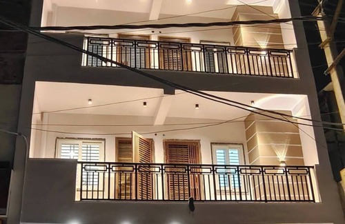 Delhi Casa | Emeralds – Modern, Spacious 2 BHK Flat with AC & WiFi ~ Near Lake & Golf Course