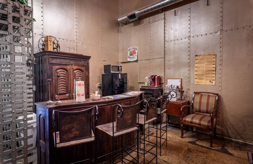 Elkader Casa | Emma Big Bear Suite at Elkader Jailhouse Inn