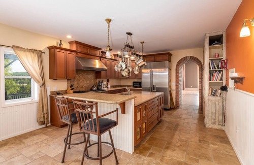 Elkader Casa | Emma Big Bear Suite at Elkader Jailhouse Inn