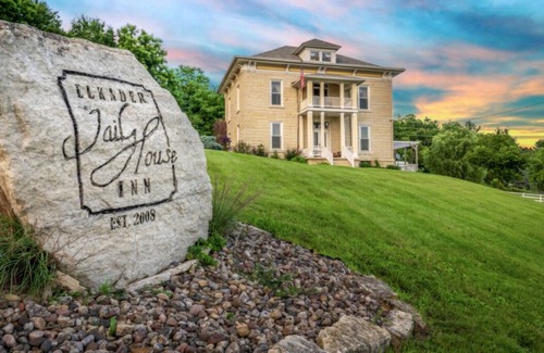 Elkader Casa | Emma Big Bear Suite at Elkader Jailhouse Inn