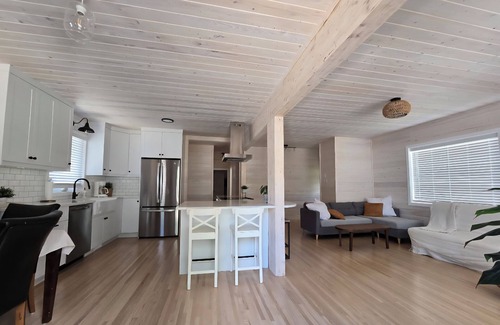 Christopher Lake Cabina | Emma Lake Sunset Bay retreat! One minute walk to the beach with large deck/yard!