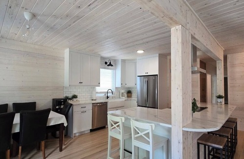 Christopher Lake Cabina | Emma Lake Sunset Bay retreat! One minute walk to the beach with large deck/yard!