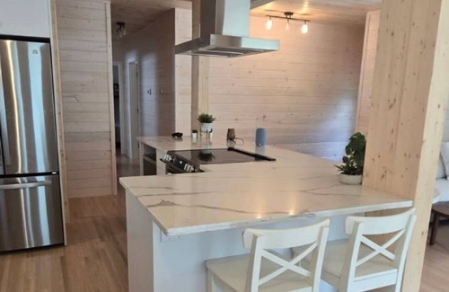 Christopher Lake Cabina | Emma Lake Sunset Bay retreat! One minute walk to the beach with large deck/yard!