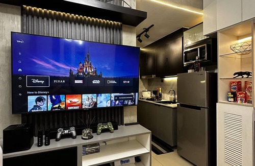Highway Hills Condominio | EmmaSleep, DysonFan, Netflix, Disney+, PS4™ - 1BR w/ Balcony - City & Pool View