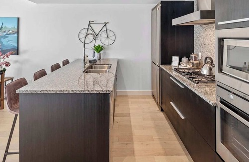 Downtown Victoria Condominio | Empress Shores - your stylish home away from home in downtown Victoria!