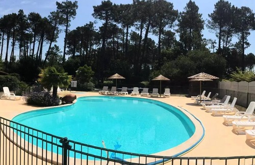 Biscarrosse Chalet De Esquí | En Chon Les Pins - Camping-Caravaning *** - Chalet wood 30m2 -2 bedrooms DIMANCHE - DIMANCHE n° 53 4 to 5 people - 4 pers. included in the tariff