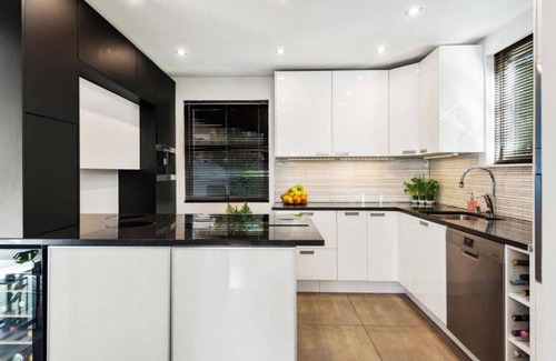 Hallstavik Casa | En Mysig Villa med Bastu och en Stor Inhägnad Trädgård