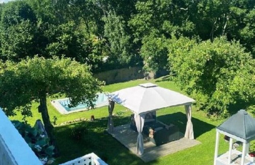 Hallstavik Casa | En Mysig Villa med Bastu och en Stor Inhägnad Trädgård