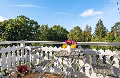 Hallstavik Casa | En Mysig Villa med Bastu och en Stor Inhägnad Trädgård