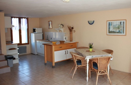 Labastide-d'Anjou Cabaña | En Rouger Gite Le Lavande 2 habitaciones (aire acondicionado, piscina climatizada, sauna ...)