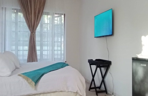 Greater Johannesburg Metropolitan Area Cabina | En-suite family size room with pool view.