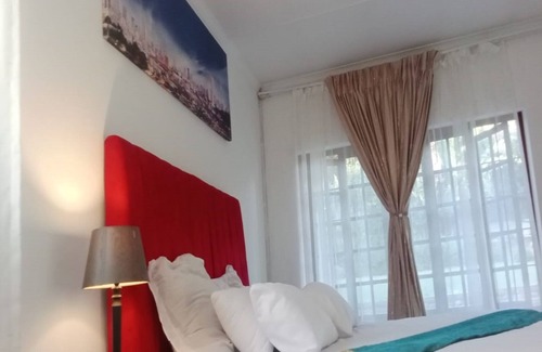 Greater Johannesburg Metropolitan Area Cabina | En-suite family size room with pool view.