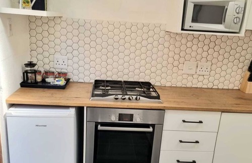 Wynberg Cabaña | En-Suite private cozy modern self-catering cottage.