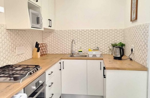 Wynberg Cabaña | En-Suite private cozy modern self-catering cottage.