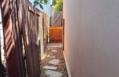 Wynberg Cabaña | En-Suite private cozy modern self-catering cottage.