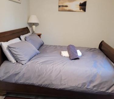Sherborne St. John Apartamento | En-suite room with Juliet balcony in a house