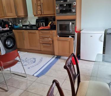 Sherborne St. John Apartamento | En-suite room with Juliet balcony in a house