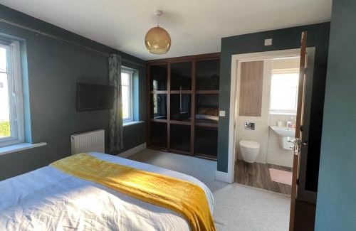 Sheffield Casa | En-suite Room with Super King Size Bed - Free Wifi - Free Parking