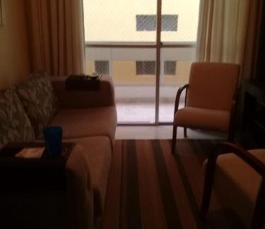 Jardim Vitoria Apartamento | Encantador a 2 quadras da Enseada, com varanda e garagem