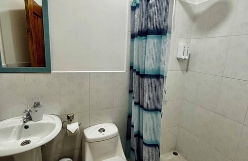 Puerto Baquerizo Moreno Apartamento | Encantadora Suite a pocos pasos de playa Mann, con TV, AC, Baño, Wifi,Nevera