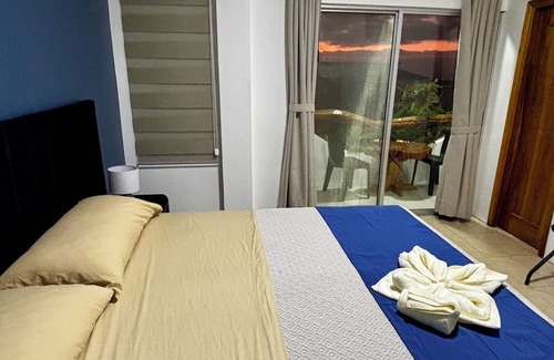 Puerto Baquerizo Moreno Apartamento | Encantadora Suite a pocos pasos de playa Mann, con TV, AC, Baño, Wifi,Nevera