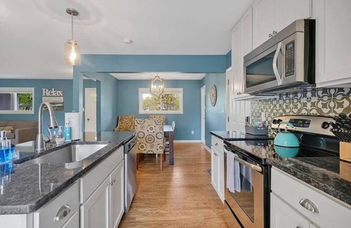 Wilmington Casa | Enchanted Blues ~ Near UNCW, 2 Miles to Beach, Bikes