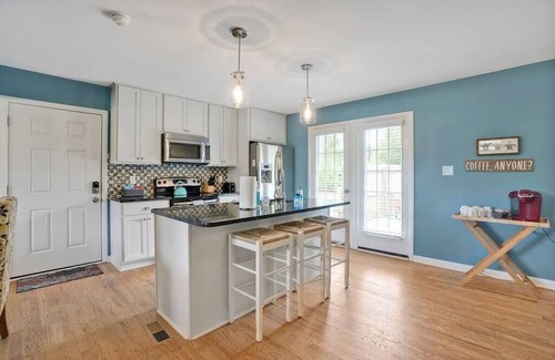 Wilmington Casa | Enchanted Blues ~ Near UNCW, 2 Miles to Beach, Bikes