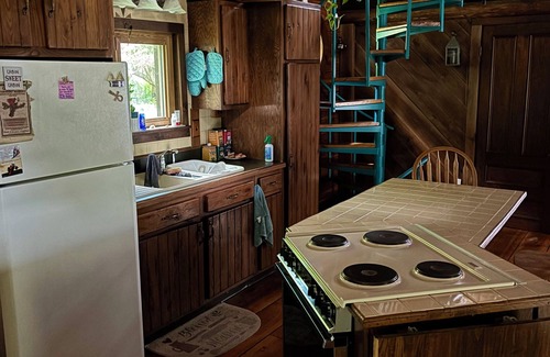 Norwich Cabina | Enchanted Cabin: Nature Retreat & Hot Tub Hideaway
