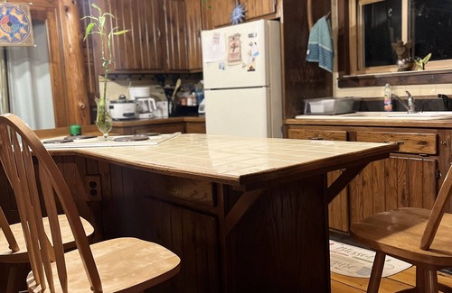 Norwich Cabina | Enchanted Cabin: Nature Retreat & Hot Tub Hideaway