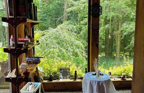 Norwich Cabina | Enchanted Cabin: Nature Retreat & Hot Tub Hideaway