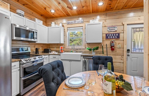 Sevierville Cabina | Enchanted Forest Hideaway by Ghosal Luxury Lodging