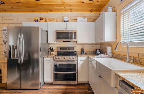 Sevierville Cabina | Enchanted Forest Hideaway by Ghosal Luxury Lodging