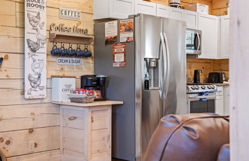 Sevierville Cabina | Enchanted Forest Hideaway by Ghosal Luxury Lodging