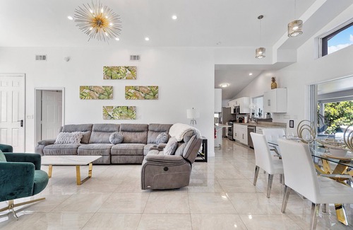 Ojus Casa | Enchanted Lake House Miami - Spacious 4-bedroom house in Miami with AC, WiFi