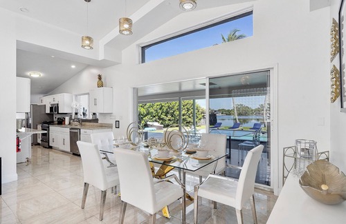 Ojus Casa | Enchanted Lake House Miami - Spacious 4-bedroom house in Miami with AC, WiFi