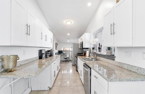 Ojus Casa | Enchanted Lake House Miami - Spacious 4-bedroom house in Miami with AC, WiFi