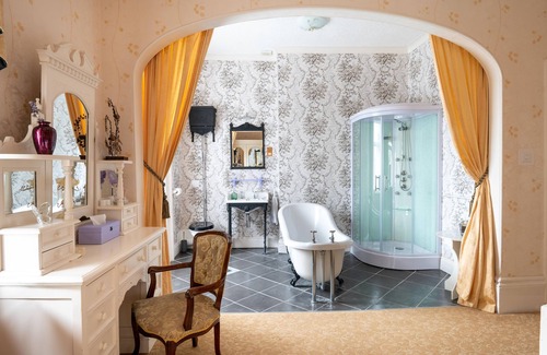 Ventnor Casa | Enchanted Manor