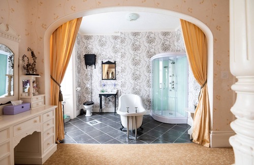 Ventnor Casa | Enchanted Manor