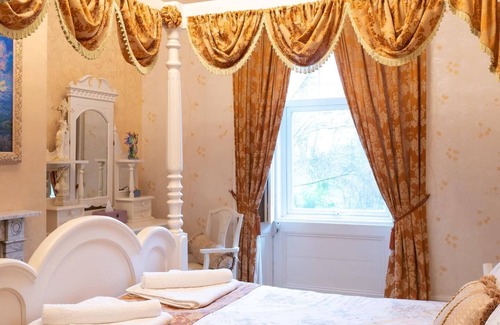 Ventnor Casa | Enchanted Manor