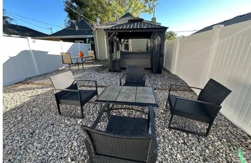 Fairpark Casa | Enchanted Urban Tree House - Hot Tub Experience